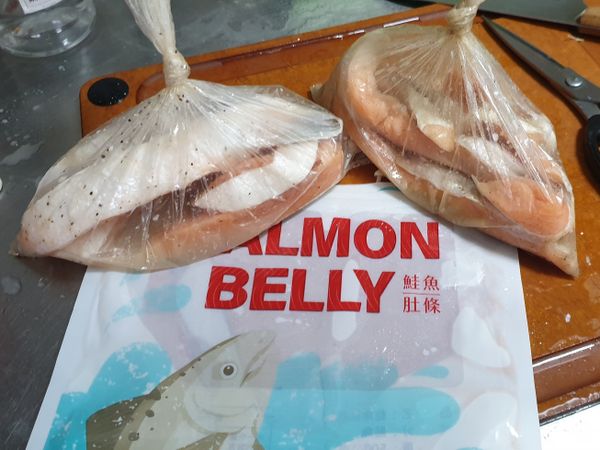 主要是從家樂福入手的鮭魚肚條
料理很方便
把4條鮭魚肚條用米酒跟椒鹽醃個一晚