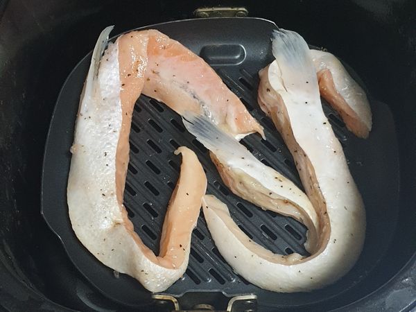 放入氣炸鍋
160度15分鐘
中間時間可以拉出來翻面
但我就懶 不翻也是可以的 (๑•̀ᄇ•́)و ✧ 

※鮭魚就是很會出油 所以小心氣炸鍋的油煙會很重…