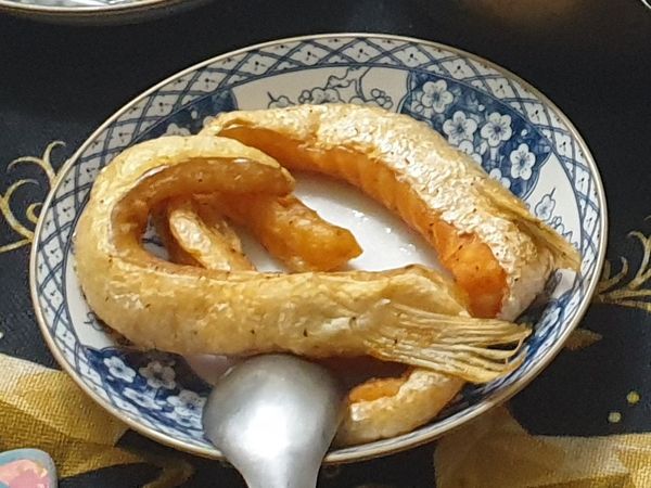 完成囉
黃金色的脆脆鮭魚肚條出爐 ٩۹(๑•̀ω•́ ๑)۶