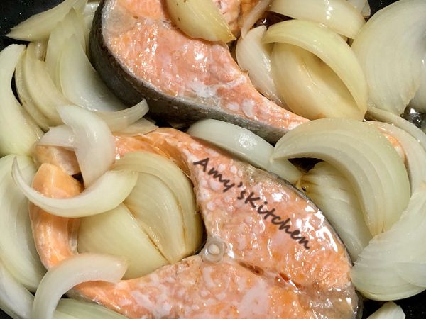 ✅約5分鐘魚肉變色,把洋蔥條放到鍋中鋪平(放米酒),繼續蓋鍋燒洋蔥跟魚