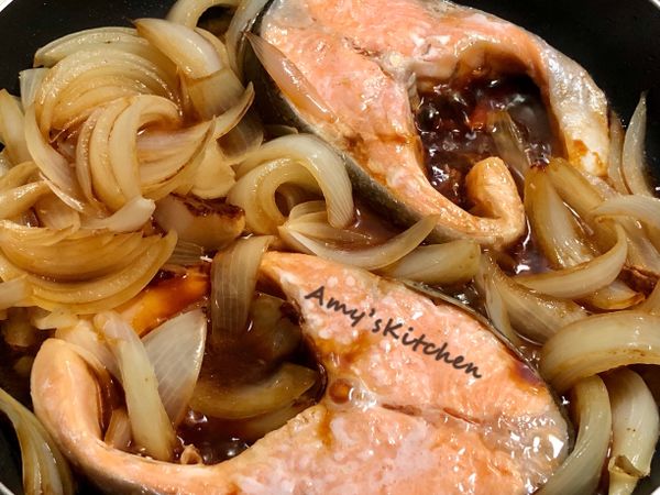 ✅洋蔥甜味出沒,開始醬燒調味(放醬油/熱水2大匙)
用筷子拌洋蔥讓洋蔥都吃到醬燒汁
用炒匙淋醬燒汁到魚肉上,完成