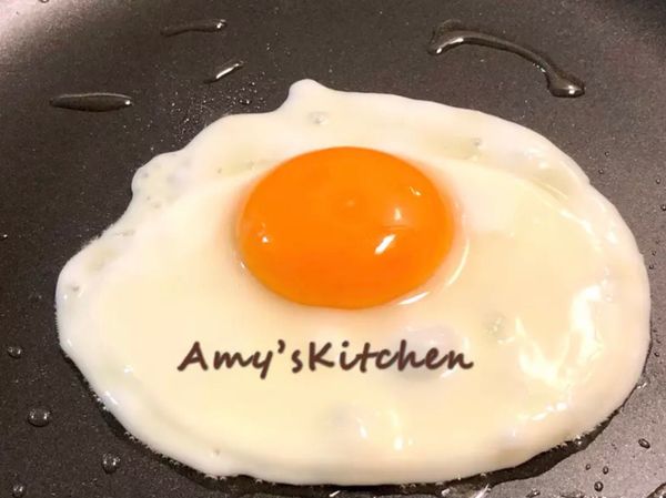 ✅平底鍋冷鍋小火放油,先煎蛋
(此為我的習慣配菜非這道菜必須步驟)