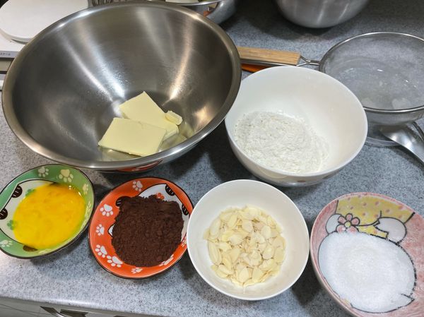 奶油先放到室溫軟化，粉類都需要過篩