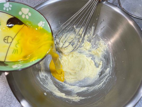 加入雞蛋攪拌均勻