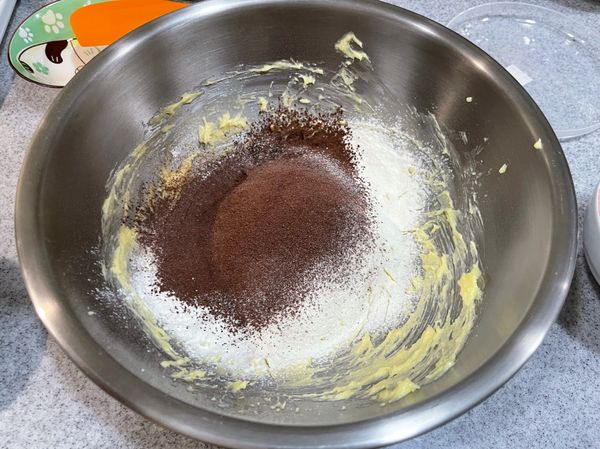 加入低筋麵粉和可可粉拌勻成團