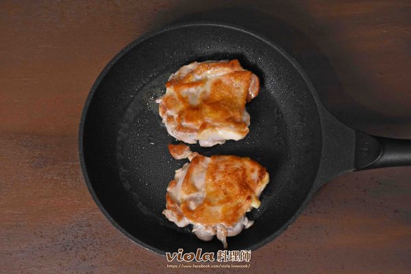 把雞皮表面煎上色金黃