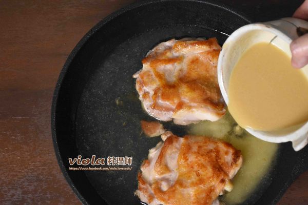 加入調味料
＊建議先把味噌與醬料混合拌勻