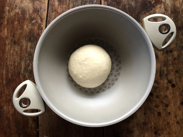 將橄欖油以外的材料揉捏成糰，加入橄欖油搓揉至三光，成為光滑有彈性的麵糰。