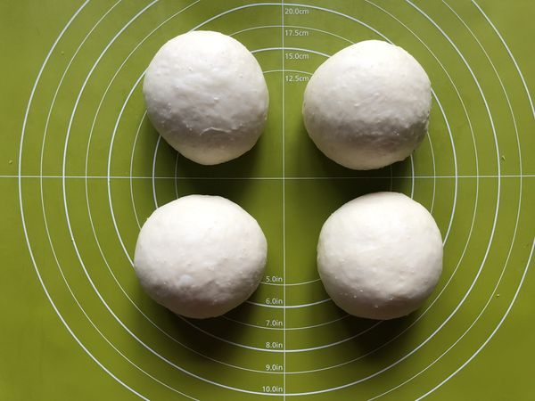 將發酵完成的麵糰分割成4等份（約118/份），將麵糰分別滾圓，蓋上擰乾的溼布，醒麵30分鐘。