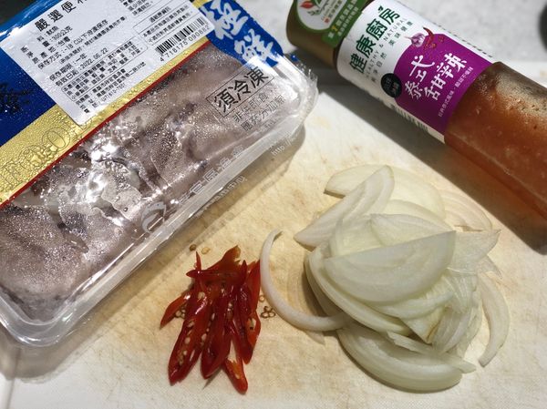 今天使用的是冷凍魷魚圈。

洋蔥切成細絲。怕洋蔥太辛辣的人可以先把洋蔥浸泡在冰水裡再取出來瀝乾。
淋醬選自己喜歡的就好，也可以自己調。今天使用的是泰式甜辣醬。