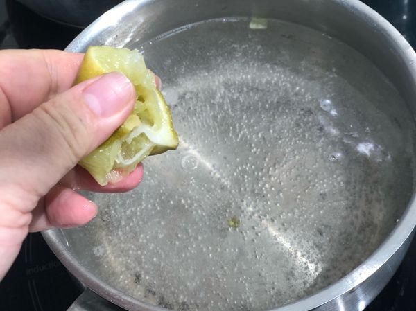 燒一小鍋水，擠半顆檸檬汁加入。加米酒也可以。