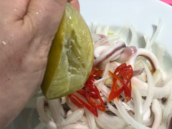 除了甜辣醬以外，還多加了半個檸檬汁。