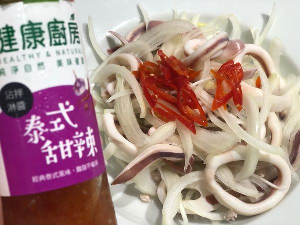 辣椒只是增加顏色，先把籽去掉了。