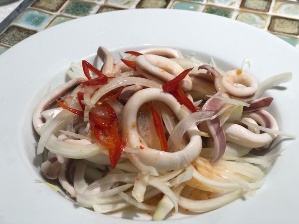 把食材全部放在盤子裡拌勻。淋上泰式甜辣醬。