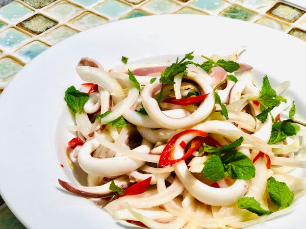 加點綠葉（香菜，今天沒香菜加幾片薄荷代替）。清爽的涼拌魷魚圈就完成囉！

還有更多料理相關的事～ 歡迎來逛逛我的Facebook粉絲專頁吧！ https://www.facebook.com/jessica.love.cooking/