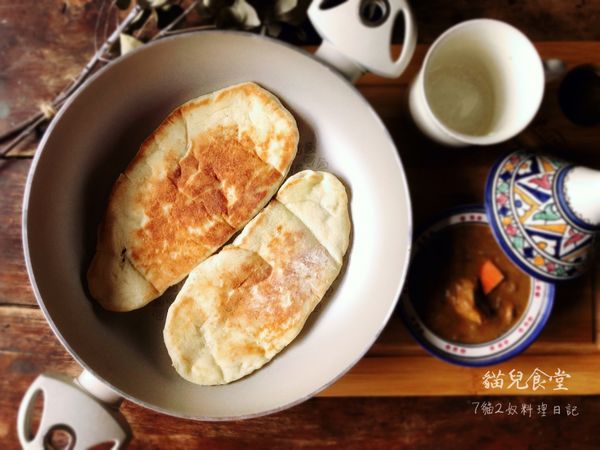 不沾平底鍋加熱後，無須抹油，放入擀好的麵皮，以小火將2面各烙烤約5分鐘，待麵皮膨起熟透即可。