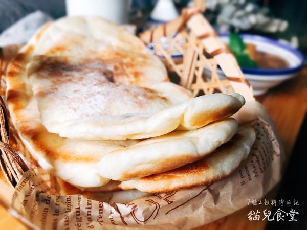 可依喜好趁熱在烤好的餅皮表面刷上少許奶油，更添美味。