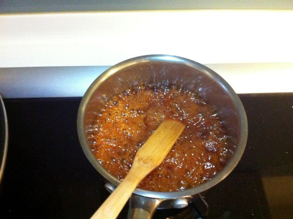 首先用九陽豆漿機製作好一鍋黃豆豆漿降溫備用，再來製作焦糖。先將白砂糖置入鍋內，開小火煮成焦糖漿，過程中需適時攪拌