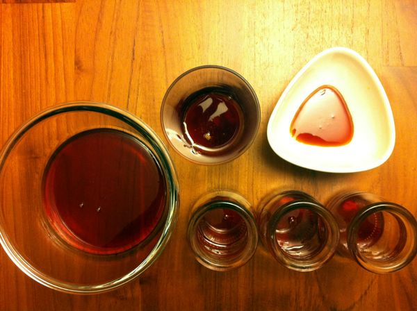 趁熱將焦糖漿倒入布丁杯模底部