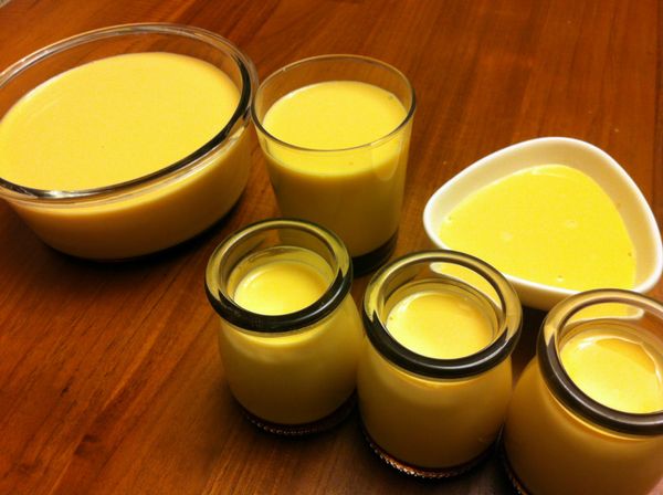 再來製作布丁液，先打好蛋液。再將溫豆漿與牛奶、奶油混合，加入適量砂糖攪拌。再一起倒入蛋液中攪拌，並用濾網過濾布丁液