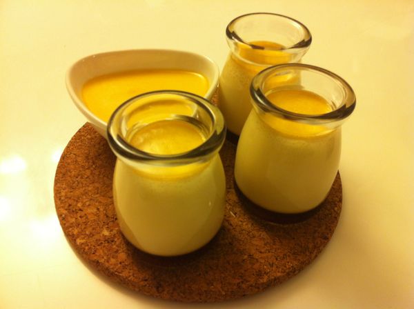 最後慢慢倒入布丁杯模中。送進烤箱以250度蒸烤(烤盤加水)約40分鐘後取出。好吃豆漿布丁完成，記得先放涼後送入冰箱