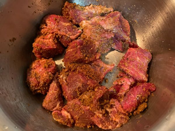 牛肉塊加入少許鹽巴、黑胡椒、兩湯匙咖哩粉醃漬一下，備用