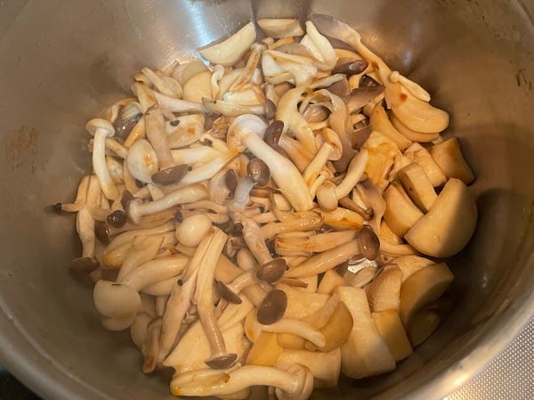 3-1. 杏鲍菇切塊，鴻禧菇撕小塊，袖珍菇撕小塊
3-2. 加點沙拉油，入鍋翻炒變成金黃色

備註： 菇類可用濕紙巾擦拭清潔即可，避免水洗吸收大量水分
