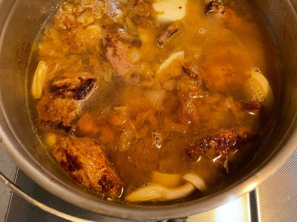 將煎好的菇與牛肉，以及洋蔥置入鍋中，並加入1000cc的水，用大火使其沸騰後，轉入小火煮30分鐘

備註：蓋上鍋蓋水份比較不會流失