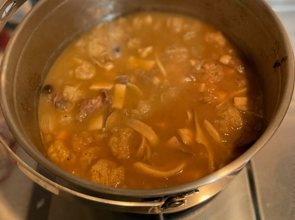 熄火才加入咖哩塊攪拌均勻，再開小火煮五分鐘即可上桌

備註：加入咖哩塊後要持續攪拌避免燒焦