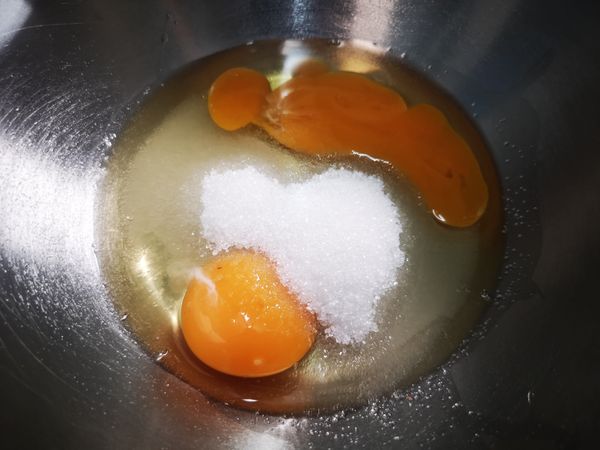 使用打蛋攪拌棒將雞蛋(2顆)與砂糖(60g)混合至看不見砂糖為止
