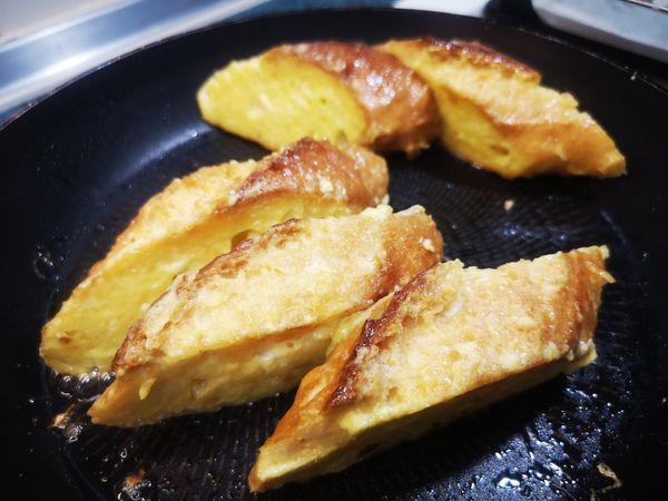 平底鍋加入少許奶油，小火煎泡軟的法國麵包，將法國麵包切面都煎的微微焦香