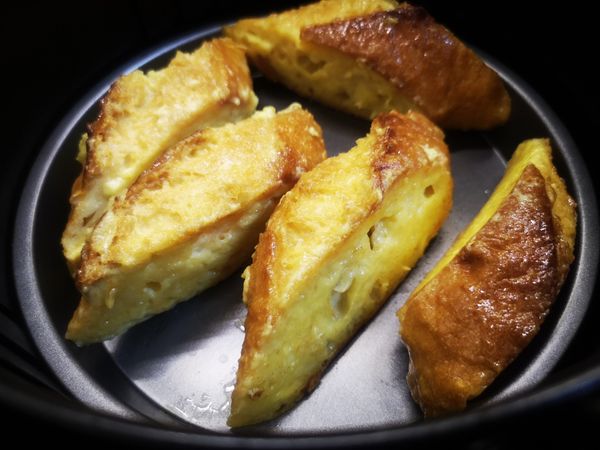 將煎過切面的法國麵包移至氣炸鍋180°c然後烤個9分鐘，出爐完工