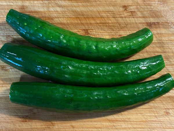 將小黃瓜去頭、去尾切齊。