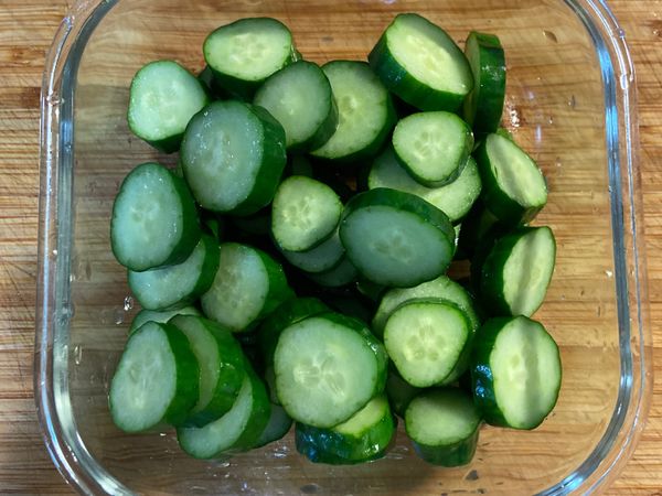 接著將小黃瓜切片，約0.8CM寬，放入保險盒中。