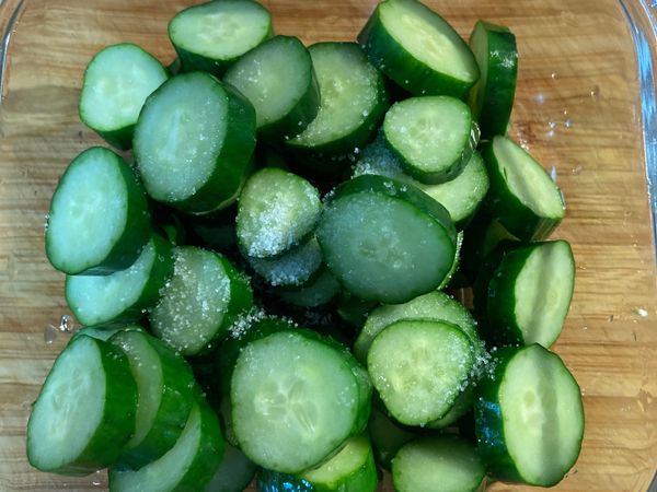 灑上少許的鹽巴。