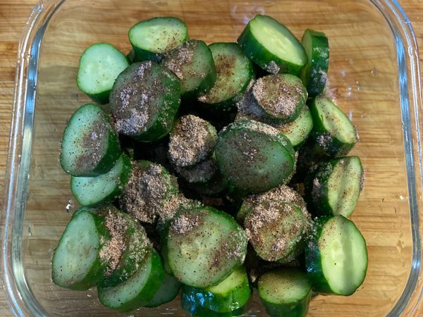 在表面上均勻灑上梅子粉。