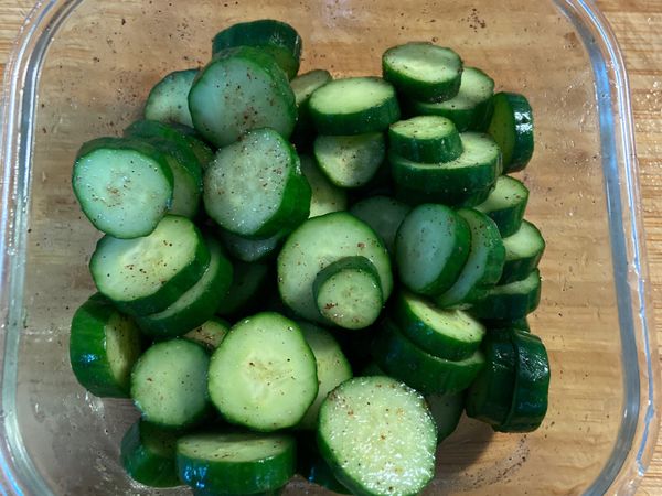 將保險盒上下方式甩動後，蓋上蓋子，放置冰箱冷藏約莫3小時，即可食用。