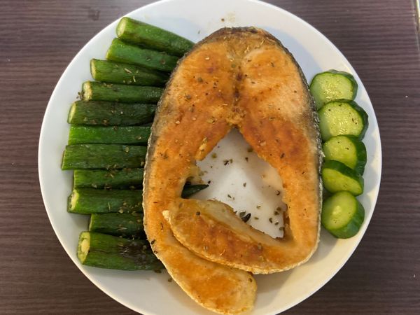 梅子黃瓜可以單吃；搭配香煎鮭魚也很入口。