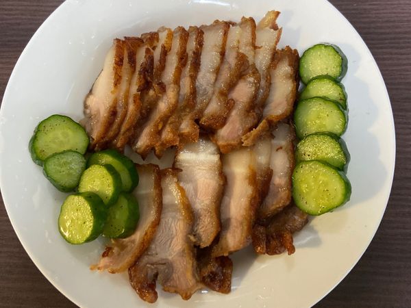 梅子黃瓜也適合搭配古早味豬肉，去油解膩；擺盤也很美。