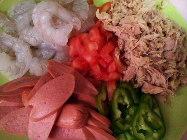 撲點手粉，隨意抽取出一份麵團， 略略滾圓，
在沬上油的8吋烤盆上，沿邊壓平, 再擱20-30分鐘，
同時準備【比薩料】。