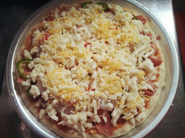 塗蕃茄醬，鋪平所有【比薩料】。