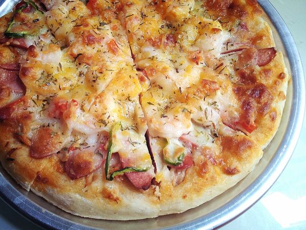 推入烤箱，以200度烤15-20分鐘，上桌前撒下【香料】，這就完成了!