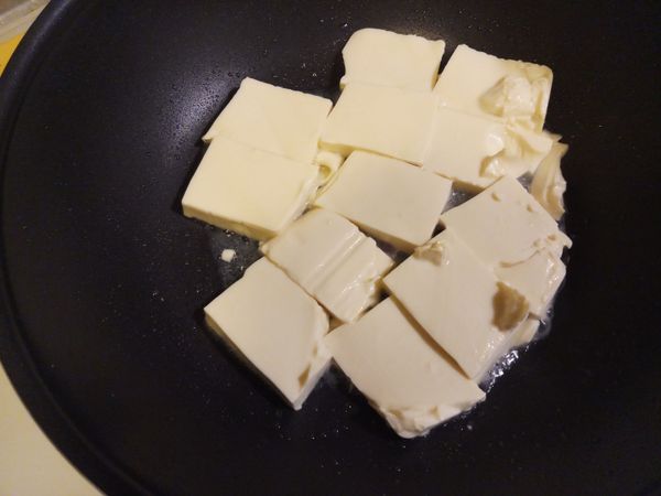 把豆腐擺平這件事，是這道食譜中，最艱難的任務
因為豆腐很軟，鍋氣很燙，所以要趕緊擺平