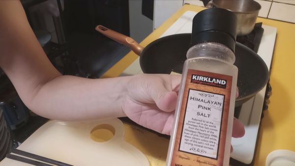 擺平之後 ，灑點鹽，我用這個研磨罐灑的，
因為只要一點鹹味，用這個處理比較均勻，不必舀一坨