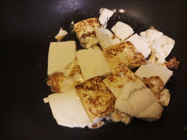 煎大概2-3分鐘，練習甩鍋...，鍋子甩一甩，嘿~恰恰了