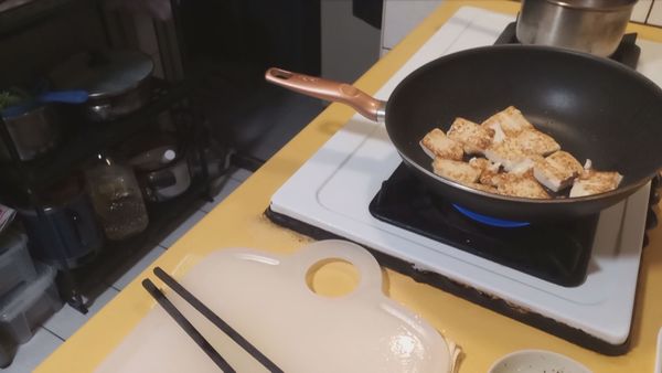 翻面~也煎恰恰
人生啊！也須經過煎熬
才有翻身的機會  呵呵呵~ 
兩面都煎恰恰就可以了