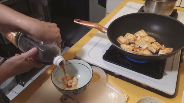 辣椒+蒜末+鰹魚醬油+一點鹽巴，調醬汁