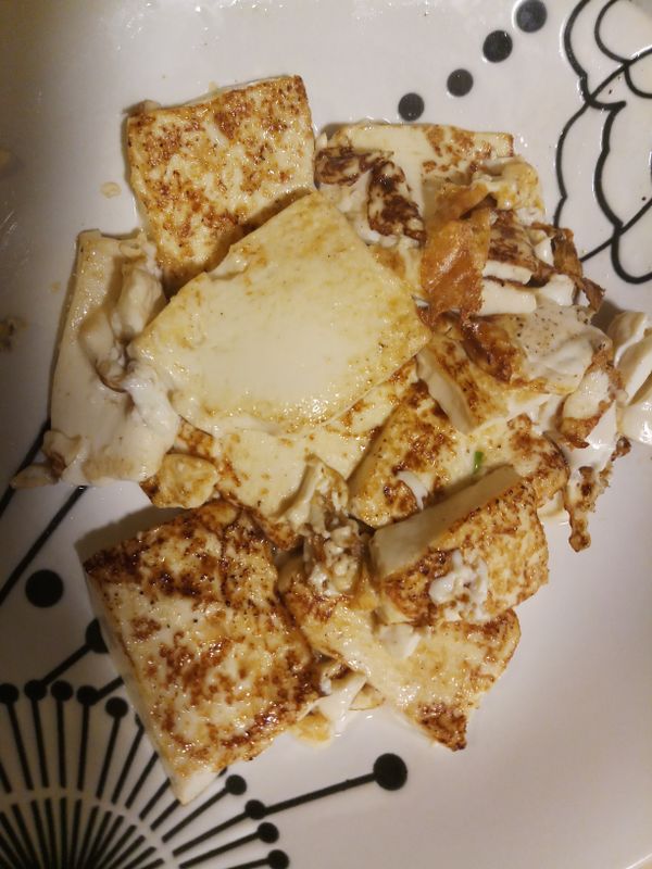 豆腐煎好起鍋，關火。