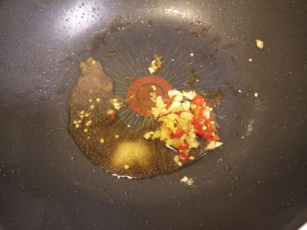 再把醬汁倒入鍋中，用餘溫煮一下