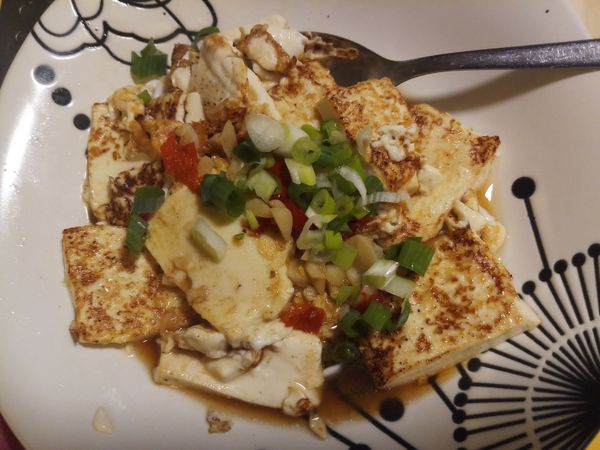 把煮熱的醬汁淋在豆腐上，
最後，灑上蔥花就完成囉！